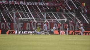 El gol de Lomónaco para Independiente, a los 17 del primer tiempo. Fue el 1 a 0 sobre Central.