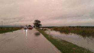 El agua de la lluvia invadió la ruta a la altura de Nuevo Torino