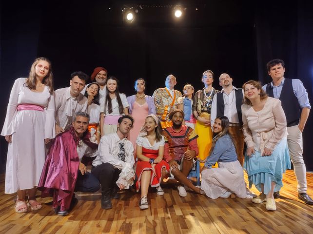 El elenco de adultos del Taller de Formación y Producción Teatral.