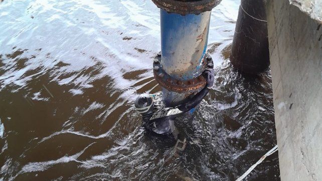 Trabajo de los buzos tácticos en la toma de agua de Aguas Santafesinas