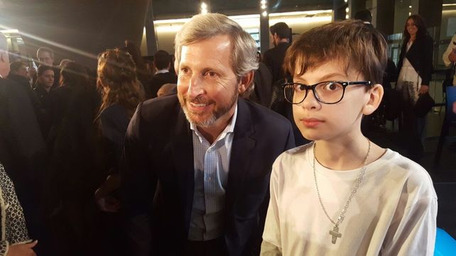Santino conoció y posó el año pasado a Rogelio Frigerio