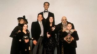 Barry Sonnenfeld dirigió una nueva versión en 1991 protagonizada por Anjelica Huston, Raul Julia y Cristina Ricci.