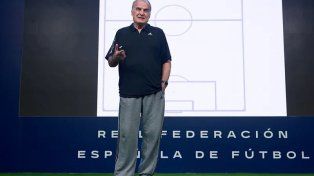 El Loco Bielsa sonriente en la charla en España.