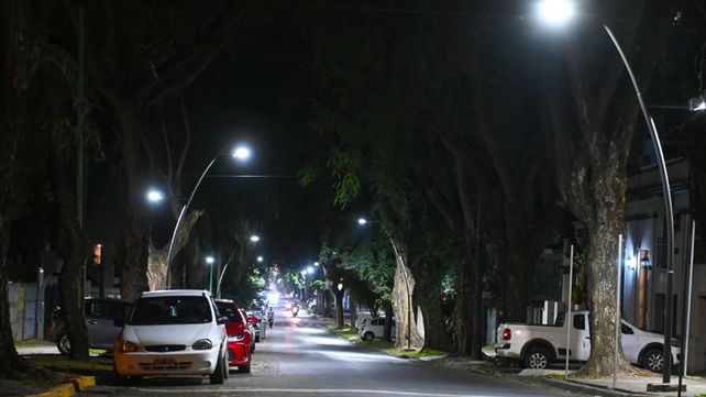 La Municipalidad instala nuevas luminarias LED en un sector del Parque Urquiza. “El objetivo es el 100% de luminarias LED en Paraná