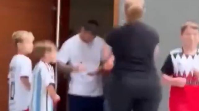 Lionel Messi les firmó autógrafos a dos chicos que fueron a buscarlo a la puerta de su casa en Funes.