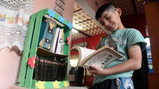 La biblioteca que creó artesanalmente Emir en la clase de tecnología ya tiene un lugar en su casa y se disfruta en familia.