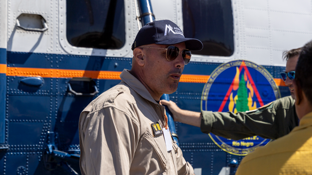Adrián Fiscarelli es oriundo de Cañada de Gómez y está a cargo del único helicóptero pesado que trabaja en los incendios forestales en la Patagonia.