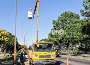 Iluminación en la ruta nacional 168: la primera etapa de trabajos completó un avance del 70%