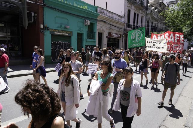 Investigadores del Conicet Rosario se movilizaron en contra del desfinanciamiento que propone la gestión de Milei.&nbsp;