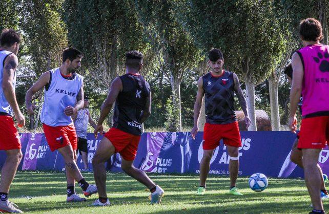 Osella convocó 20 jugadores para viajar a Rosario