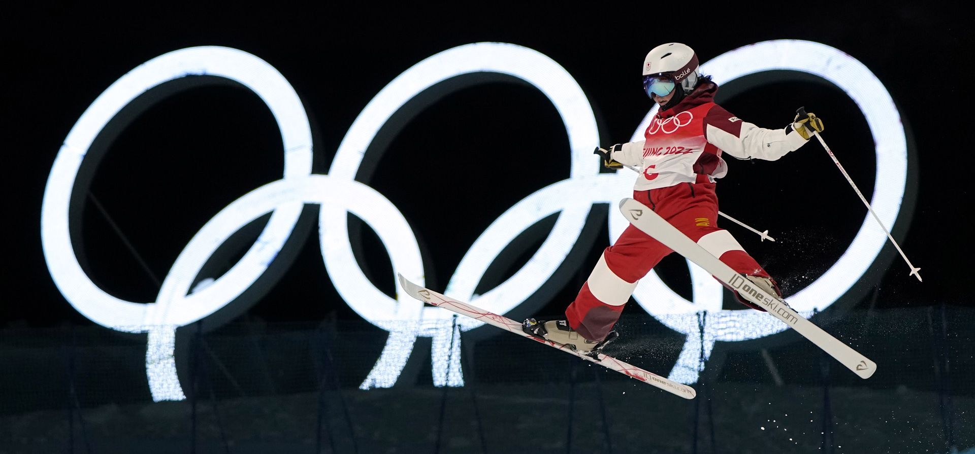 La japonesa Kisara Sumiyoshi entrena para la competencia de esquí moguls de estilo libre femenino antes de los Juegos Olímpicos de Invierno de 2022, el martes 1 de febrero de 2022 en Zhangjiakou, China.