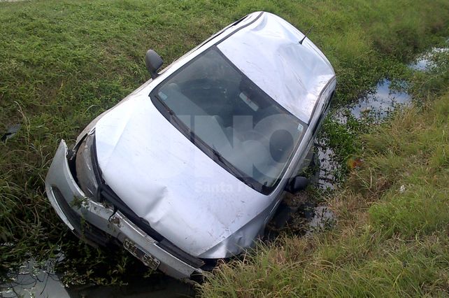 Un auto cayó a un zanjón en Av Aristóbulo del Valle al 10800