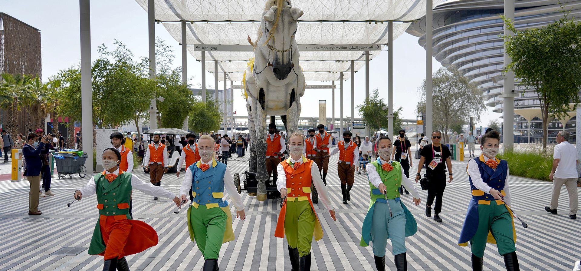 Artistas actúan durante el último día de la Expo 2020 de Dubái en Dubái, Emiratos Árabes Unidos, el jueves 31 de marzo de 2022. La feria mundial de Dubái, la Expo 2020 retrasada por la pandemia, cerró el jueves después de seis meses de conciertos, conferencias y festividades.