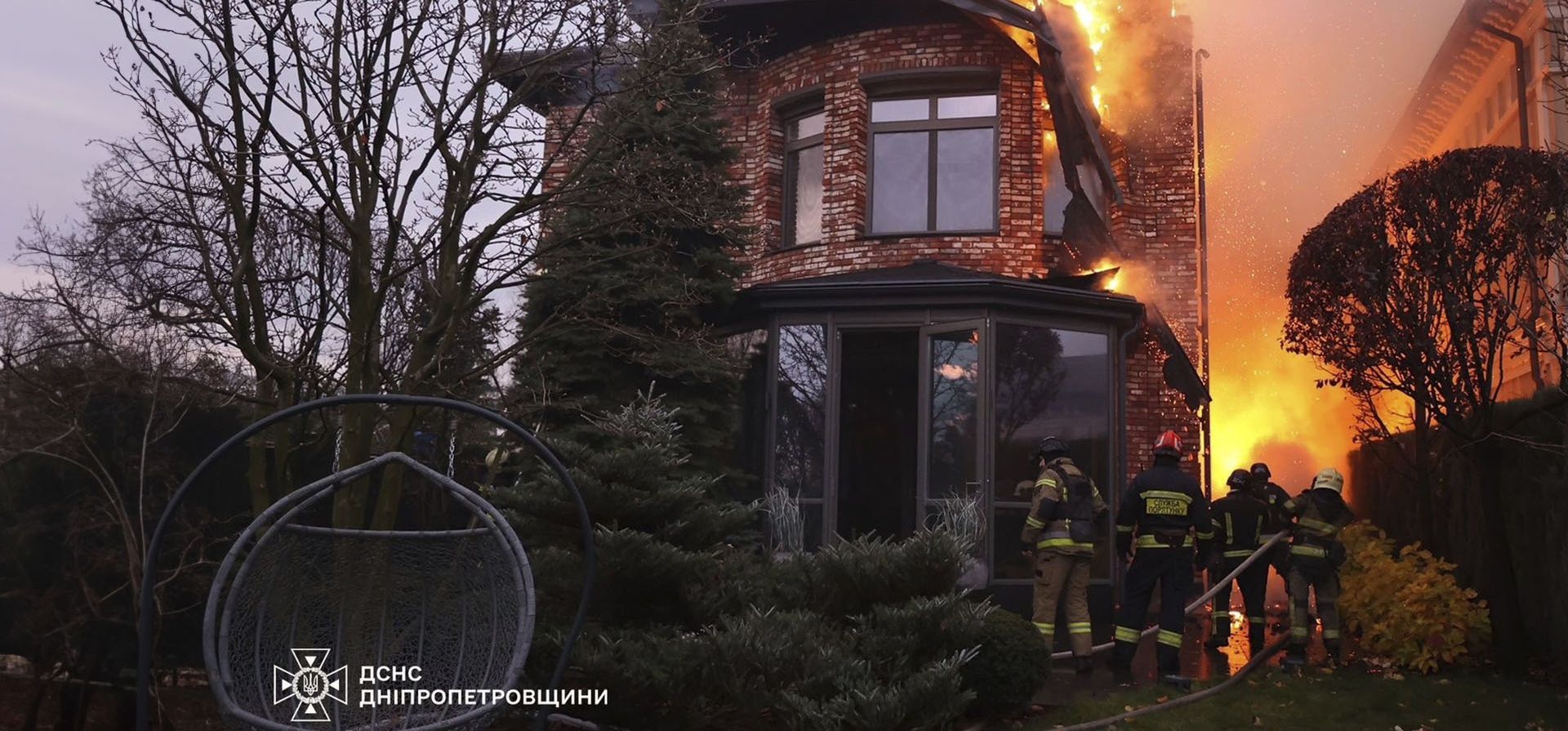 En esta fotografía proporcionada por los Servicios de Emergencia de Ucrania el 21 de noviembre de 2024, los equipos de rescate apagan el incendio de una casa en llamas dañada por un ataque ruso en Dnipro, Ucrania. (Servicio de Emergencia de Ucrania vía AP En esta fotografía proporcionada por los Servicios de Emergencia de Ucrania el 21 de noviembre de 2024, los equipos de rescate apagan el incendio de una casa en llamas dañada por un ataque ruso en Dnipro, Ucrania. (Servicio de Emergencia de Ucrania vía AP