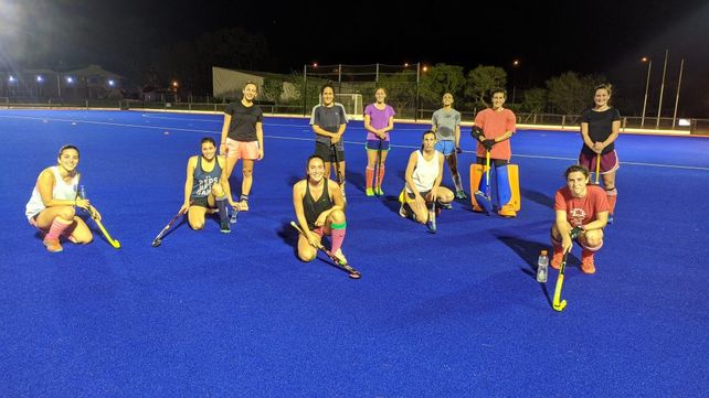 El plantel de La Salle Jobson entrena con intensidad en el sintético de agua de la Asociación Santafesina de Hockey.