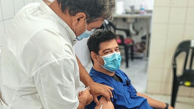 El médico infectólogo Damián Águila habló de las reacciones de la vacuna