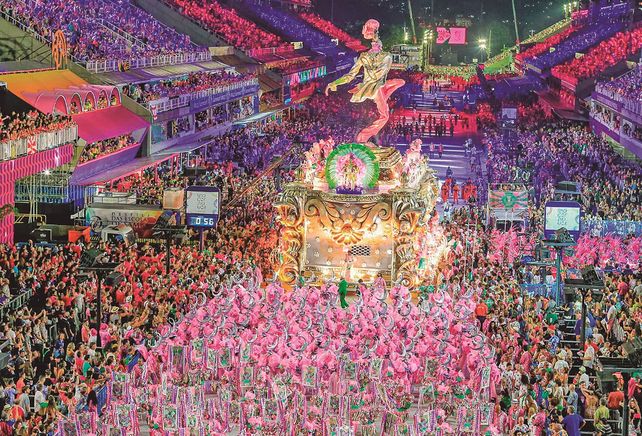 El carnaval de Brasil es famosos por su música y la cantidad de gente que convoca en las distintas ciudades que lo realizan.