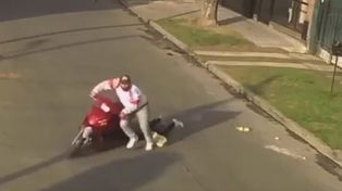 VIDEO: Motochorro arrastró a una mujer para robarle la cartera
