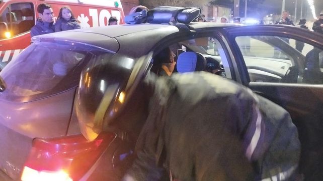 Bomberos Zapadores trabajan en el rescate del herido en el interior del auto. El choque fue Rouillón y Seguí. En total hubo tres heridos.&nbsp;