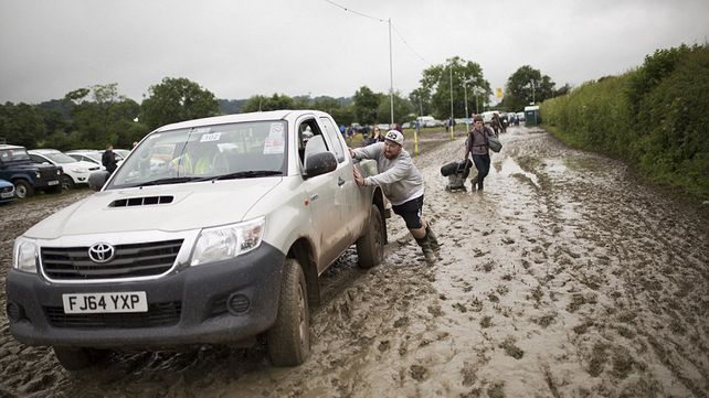 Glastonbury, el mítico festival británico se celebra bajo la lluvia y el barro