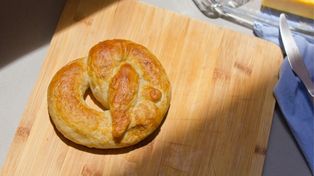 Qué son los pretzels: historia y receta de esta particular galleta