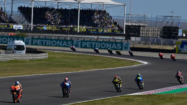 La mejor postal.&nbsp;Las tribunas pobladas y las motos en pista. Termas