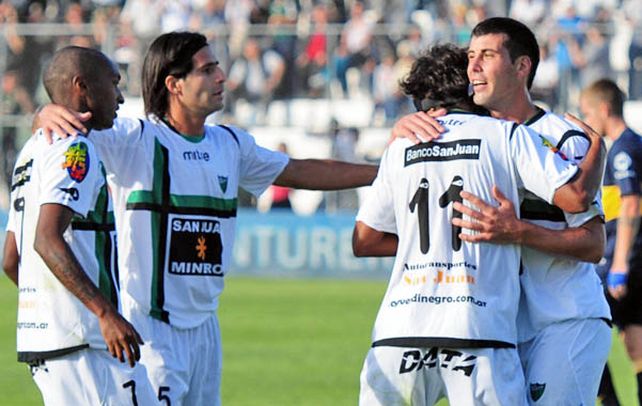 Celebración cuyana. Los jugadores de San Martín festejaron seis goles y una victoria fundamental e histórica.