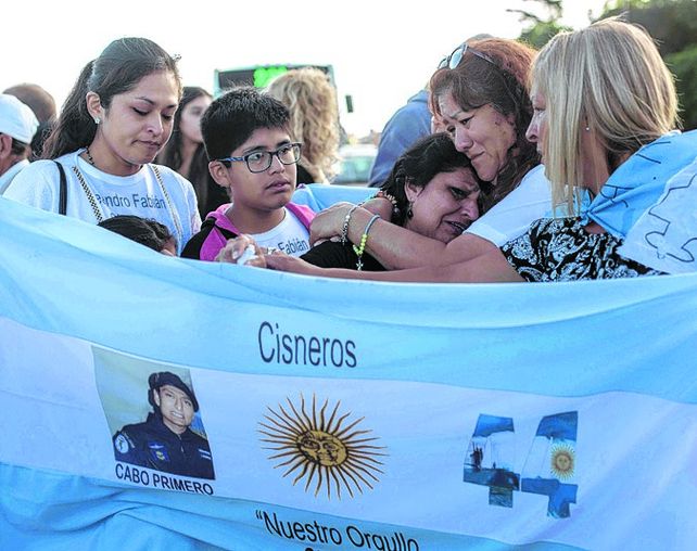 tragedia. Los familiares de los 44 tripulantes piden que los busquen.