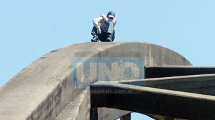 Auxiliaron a un joven que reclamaba por una vivienda en el puente Carretero