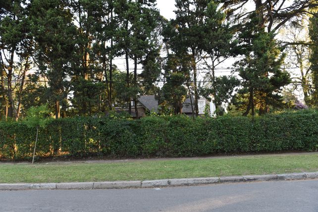 La casa Villa Ana está en Azcuénaga 8391.