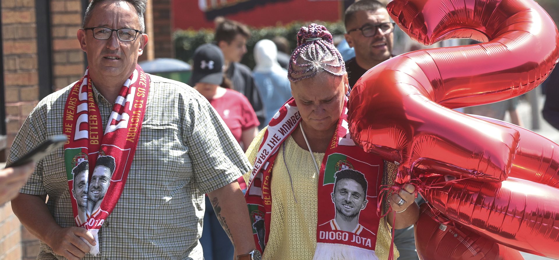 La gente llega para dejar tributos en memoria del jugador del Liverpool Diogo Jota en el estadio Anfield, sede del FC Liverpool en Liverpool, el jueves 3 de julio de 2025. (Foto AP/Ian Hodgson) La gente llega para dejar tributos en memoria del jugador del Liverpool Diogo Jota en el estadio Anfield, sede del FC Liverpool en Liverpool, el jueves 3 de julio de 2025. (Foto AP/Ian Hodgson)