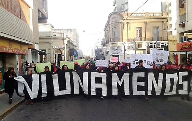 Protesta. La movilización convocada ayer a la tarde en el microcentro de Río Cuarto. La joven de 17 años se llama Melisa González.
