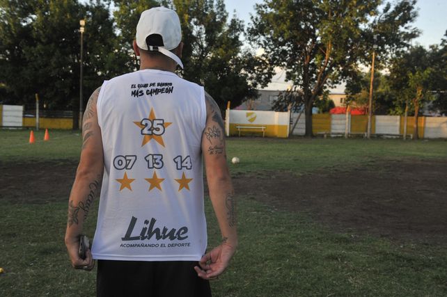Los jugadores de Pablo VI lucen las nuevas camisetas con los 4 títulos obtenidos en la temporada 2007, 2013, 2014 y el último del 2025.
