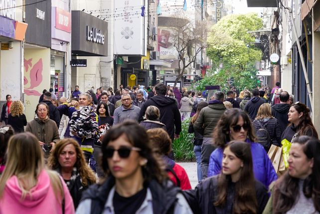 La actividad económica acompaña el frío. Los comercios ven un leve repunte pero no alcanza para superar lo que dejó el verano.