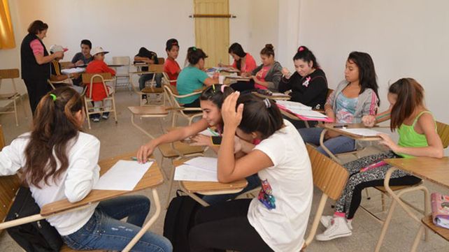 Los primeros bachilleres de la escuela Pablo Tarso