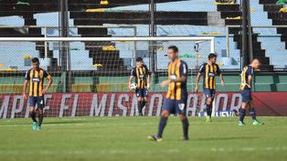 Desolación. Los futbolistas de Central con la mirada en el piso, no le encuentran explicación a la categórica derrota.