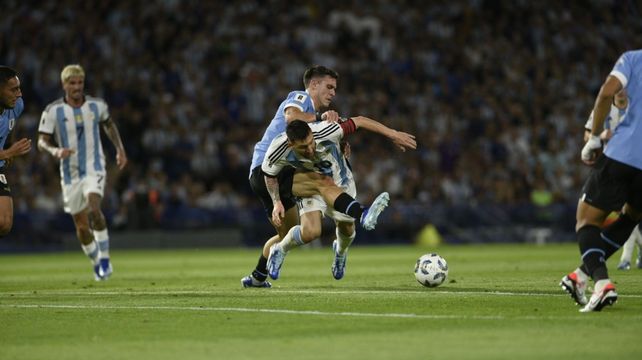 Lionel Messi es bajado en la puerta del área. Argentina busca el desnivel en un juego de ida y vuelta.