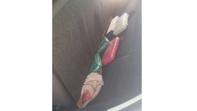 Cocaína. Detrás del asiento.