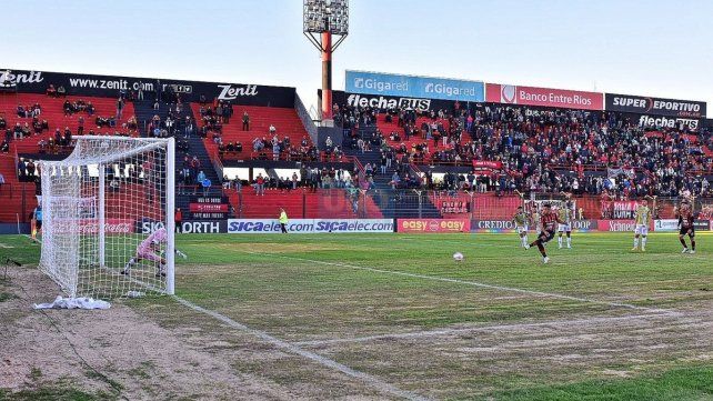 Facundo Cobos falló un penal para Patronato sobre los 19 minutos.