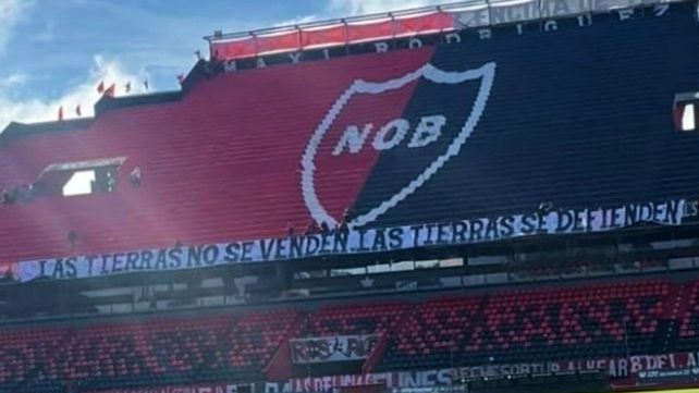 Secuestran en el Coloso una bandera en contra de la Ley de Tierras
