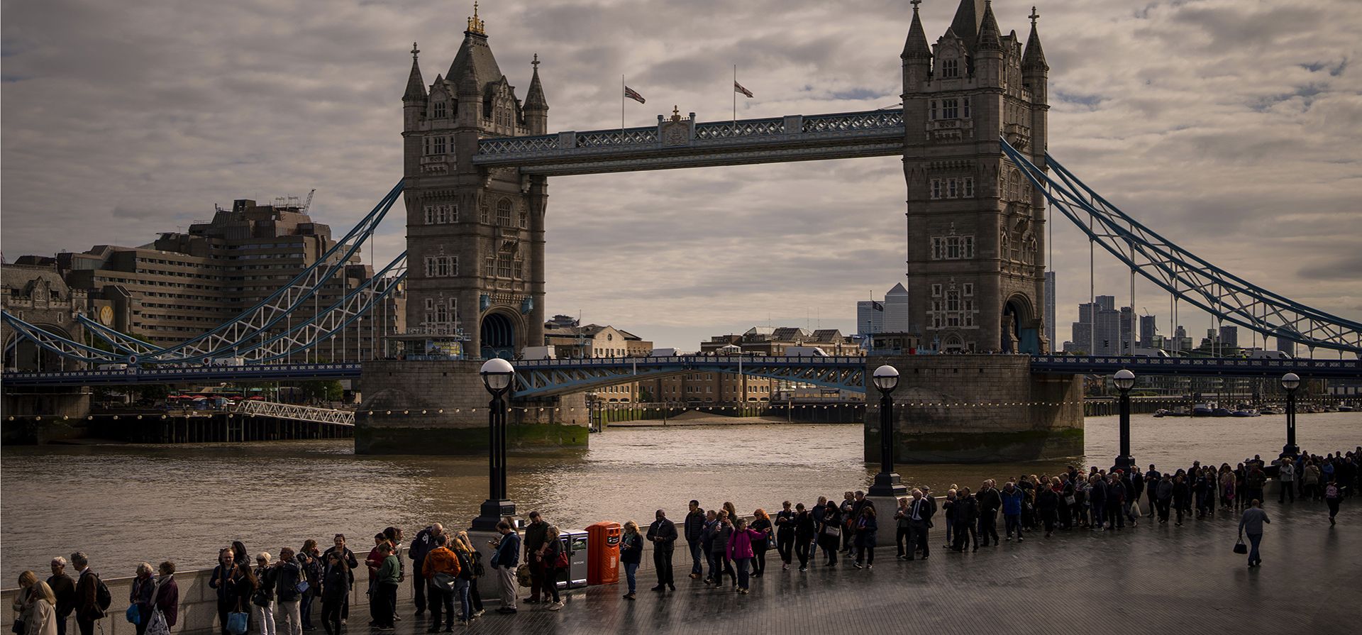 Gente haciendo cola cerca del Puente de Londres para presentar sus respetos a la difunta Reina Isabel II durante el Estado Acostado, en Westminster Hall en Londres, el pasado viernes 16 de septiembre de 2022.