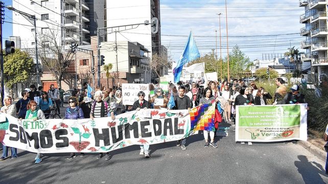 Este domingo cientos de personas se movilizaron en defensa de los humedales en Santa Fe Este domingo cientos de personas se movilizaron en defensa de los humedales en Santa Fe