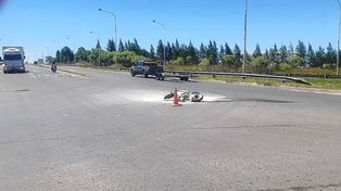 Internada grave: moto colisionó una camioneta y se incendió