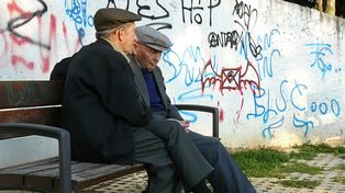 Dictaron una ordenanza de difícil cumplimiento: prohíbe morirse a personas mayores de 75 años