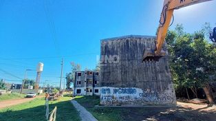Se calcula que en cada edificio viven alrededor de 18 familias. El plan prevé la relocalización de los residentes en nuevas viviendas aledañas.
