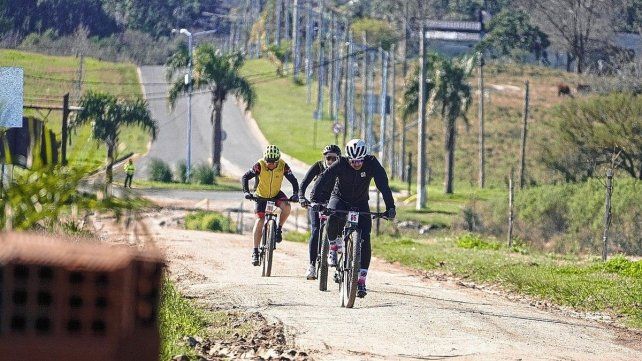 Más de 80 competidores le dieron vida a la competencia que transitó por caminos de La Criolla.
