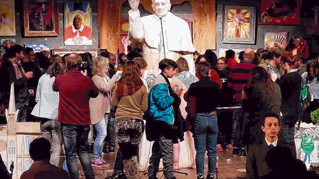 En las tablas. Parte del público subió al escenario tras el trabajo de los actores y se tomó fotos.