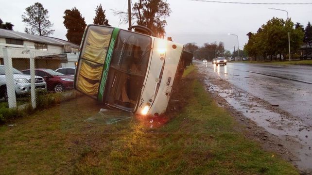 En plena lluvia, volcó un colectivo en el Parque Industrial de Paraná