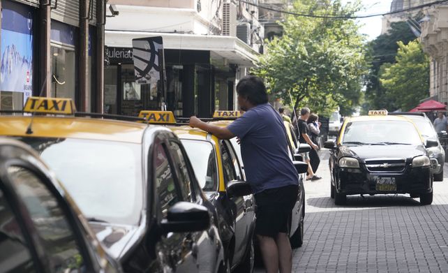 Los taxistas volvieron al trabajo tras los asesinatos de dos colegas. Entre la falta de viajes y la inseguridad, la incertidumbre y el temor reina entre los conductores.