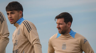 Valentino Acuña y Lionel Messi en la práctica de la selección argentina para el partido contra Colombia.